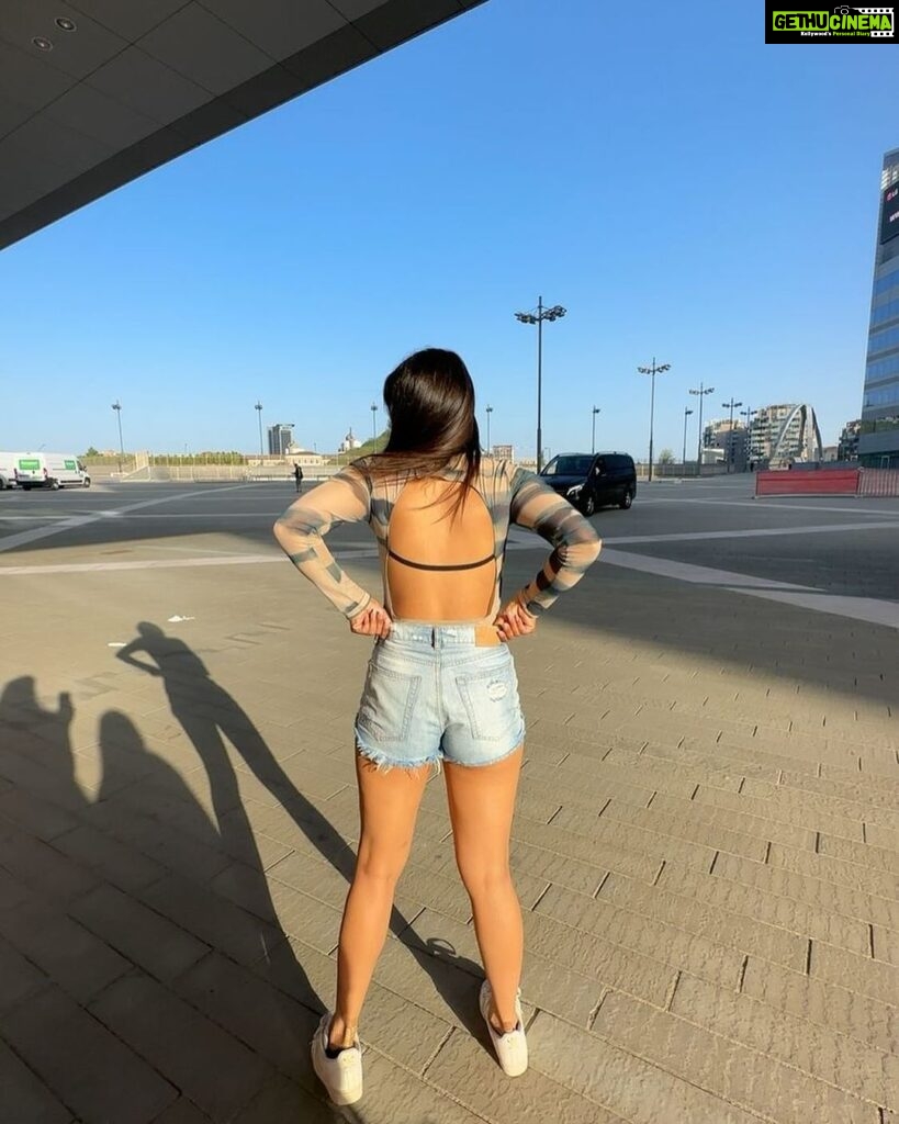 Kavya Thapar Instagram - Hi guys, I’m back. Milan, Italy