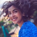 Komalee Prasad Instagram - Your love letter with the wind in the hair type....🌊💙🌼 #daysofsmallthings