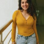Komalee Prasad Instagram - Just a happy little thing dropping in casually to say hello in yellow..🫶🏻🫶🏻🫶🏻 #fridaynight #smilingbaby