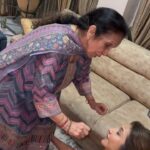 Krishika Lulla Instagram - Good Thinking Inspirations Always continue to think of good things and everything will become good Mom always wins @demblaraju #krishikalullamotherdaughterseries #krishikalulla #motherdaughterlove #prankmom #krishikalulla❤️ #trendingreels #trendingsongs #alwaystrending #alwyasbehappy❤️