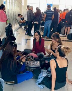 Kriti verma Instagram - First layover at Ethiopia …💗🔥🧿
7th number video..main mobile bhi ni rakhti haath me..kyunki mere mobile se video record hori ti😂😂
#airportdiaries #kriti #kritiverma #ethiopia #jaimatadi🙏🧿