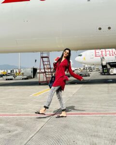 Kriti verma Instagram - First layover at Ethiopia …💗🔥🧿
7th number video..main mobile bhi ni rakhti haath me..kyunki mere mobile se video record hori ti😂😂
#airportdiaries #kriti #kritiverma #ethiopia #jaimatadi🙏🧿