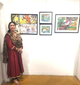 Leslie Tripathy Instagram - Hi Everyone, 
Manjitjee ( @livingheritageantiques living heritage studio gallery) poses in front of my friend @rohini_bhatia_singh ‘s paintings at the Art Melange Art Exhibition at Visual Arts Gallery, #habitatcentre #delhi 
Rohini was jubilant. #artistsoninstagram #artist #painting #artinfluencers #visualarts