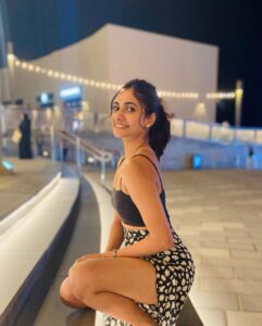 Losliya Mariyanesan Instagram - Back to black 🖤