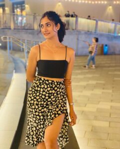 Losliya Mariyanesan Instagram - Back to black 🖤