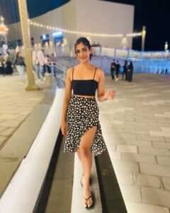 Losliya Mariyanesan Instagram - Back to black 🖤