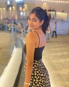 Losliya Mariyanesan Instagram - Back to black 🖤