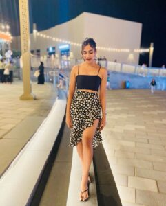 Losliya Mariyanesan Instagram - Back to black 🖤