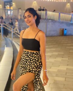 Losliya Mariyanesan Instagram - Back to black 🖤