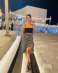 Losliya Mariyanesan Instagram - Back to black 🖤