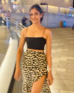Losliya Mariyanesan Instagram - Back to black 🖤