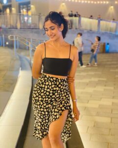 Losliya Mariyanesan Instagram - Back to black 🖤