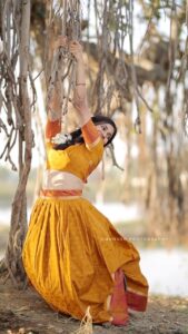 Losliya Mariyanesan Instagram - Happy Pongal weekend everyone ☀️

Photography @dhanush__photography 
Dress @studio_l_by_lini 

Thank you for the lovely gift @losliya.mariya.96_fc much love to you ♥️