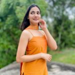 Losliya Mariyanesan Instagram – My happy place 🧡

Dress @studio_l_by_lini 

@thivyaashinirakunathan @suramyan.7 @vithur_raku @sutharmian 🧡🧡🧡🧡🧡