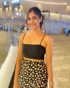 Losliya Mariyanesan Instagram - Back to black 🖤