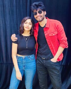Losliya Mariyanesan Instagram - 👭
#googlekuttappan 
@tharshan_shant