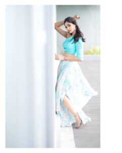 Losliya Mariyanesan Instagram - Smile when you look at yourself 🕸

Shot by @navin.appu 
Makeup & Hair @sty1e_guru 
Stylist @shimona_stalin 
Designer @knotweddinghouse 
Jewels @aarvee.chennai 
Location @citadinesomrchennai