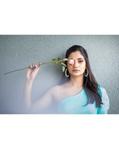 Losliya Mariyanesan Instagram - Every fall will make sense 

📸 @navin.appu 
💄 @sty1e_guru 
👗 @shimona_stalin 
Costume @knotweddinghouse 
Jewels @aarvee.chennai 
Location @citadinesomrchennai