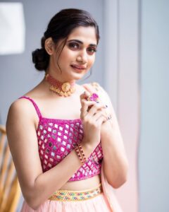 Losliya Mariyanesan Instagram - All waves eventually pass 🌊

Shot by @navin.appu 
Makeup & Hair @sty1e_guru 
Styling @shimona_stalin 
Lehenga @knotweddinghouse 
Jewels @aarvee.chennai 
Location @citadinesomrchennai