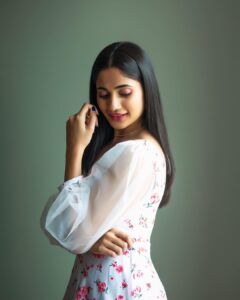 Losliya Mariyanesan Instagram - No one knows you. But all of them will judge you. 

📸 @navin.appu 
💄 @sty1e_guru 
👗 Styling : @shimona_stalin
  Outfit : @knotweddinghouse
Location @citadinesomrchennai