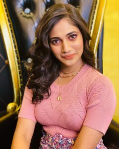 Losliya Mariyanesan Instagram - People have the right to give their opinion &
You have the right to ignore it .

💄 @sty1e_guru 
  @24kluxurysalon