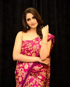 Losliya Mariyanesan Instagram - 🪁

📸 @pk_views 
👗 @vi.bha_ 
💄 Makeover @sty1e_guru 
  Salon @24kluxurysalon