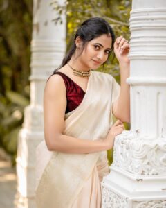 Losliya Mariyanesan Instagram - The one who will heal you is YOU
:
:
:
📸 @kiransaphotography 
👗 @vi.bha_
💄 @radiancebridalstudio