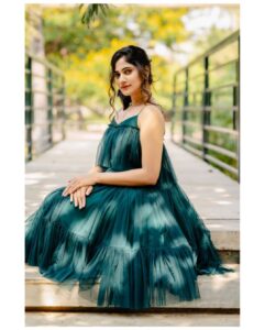 Losliya Mariyanesan Instagram - Fight Alone 🍂
:
:
:
Shot by @kiransaphotography 
Stylist @paviiiee_08 
Makeup @radiancebridalstudio 
Hair @preethi_hairstylist 
Outfit @ibhuvana.store