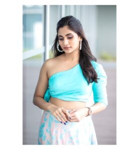 Losliya Mariyanesan Instagram - Smile when you look at yourself 🕸

Shot by @navin.appu 
Makeup & Hair @sty1e_guru 
Stylist @shimona_stalin 
Designer @knotweddinghouse 
Jewels @aarvee.chennai 
Location @citadinesomrchennai