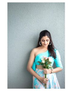 Losliya Mariyanesan Instagram - Every fall will make sense 

📸 @navin.appu 
💄 @sty1e_guru 
👗 @shimona_stalin 
Costume @knotweddinghouse 
Jewels @aarvee.chennai 
Location @citadinesomrchennai