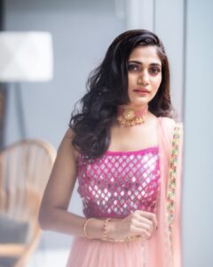 Losliya Mariyanesan Instagram - All waves eventually pass 🌊

Shot by @navin.appu 
Makeup & Hair @sty1e_guru 
Styling @shimona_stalin 
Lehenga @knotweddinghouse 
Jewels @aarvee.chennai 
Location @citadinesomrchennai