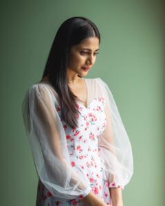 Losliya Mariyanesan Instagram - No one knows you. But all of them will judge you. 

📸 @navin.appu 
💄 @sty1e_guru 
👗 Styling : @shimona_stalin
  Outfit : @knotweddinghouse
Location @citadinesomrchennai