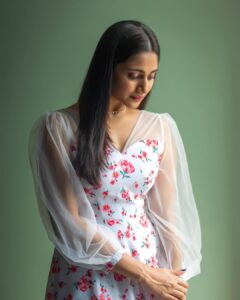 Losliya Mariyanesan Instagram - No one knows you. But all of them will judge you. 

📸 @navin.appu 
💄 @sty1e_guru 
👗 Styling : @shimona_stalin
  Outfit : @knotweddinghouse
Location @citadinesomrchennai