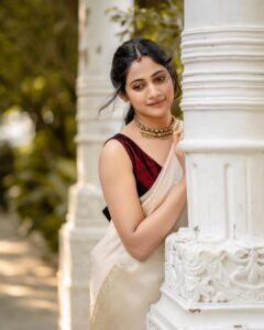 Losliya Mariyanesan Instagram - The one who will heal you is YOU
:
:
:
📸 @kiransaphotography 
👗 @vi.bha_
💄 @radiancebridalstudio