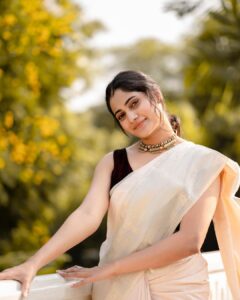 Losliya Mariyanesan Instagram - The one who will heal you is YOU
:
:
:
📸 @kiransaphotography 
👗 @vi.bha_
💄 @radiancebridalstudio