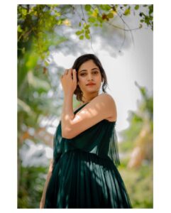 Losliya Mariyanesan Instagram - Fight Alone 🍂
:
:
:
Shot by @kiransaphotography 
Stylist @paviiiee_08 
Makeup @radiancebridalstudio 
Hair @preethi_hairstylist 
Outfit @ibhuvana.store
