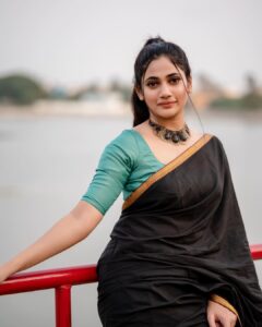 Losliya Mariyanesan Instagram - Paint your life colourful ⚡️
:
:
📸 @kiransaphotography 
💄 @radiancebridalstudio 
👗 @vi.bha_