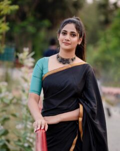 Losliya Mariyanesan Instagram - Paint your life colourful ⚡️
:
:
📸 @kiransaphotography 
💄 @radiancebridalstudio 
👗 @vi.bha_