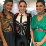 M.M. Manasi Instagram - The on stage queen -@tamannaahspeaks dancing away and the backstage monkeys -@monisshamm and I jumping away😂 #jailer #kaavaalaa #tamannaah #dance