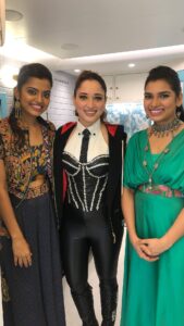 M.M. Manasi Instagram - The on stage queen -@tamannaahspeaks dancing away and the backstage monkeys -@monisshamm and I jumping away😂

#jailer #kaavaalaa #tamannaah #dance