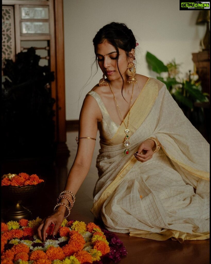 Malavika Mohanan Instagram - Wishing everyone a very Happy & love filled Onam! ♥️🌼✨ {Pic 1 & pic 10 are the yin & yang of my personality ☯️ } Lots of ♥️ to @the.mad.hair.scientist @harshjanii @eshwarlog @theitembomb for this lovely evening of dress up & ‘pookalam’ 🌼