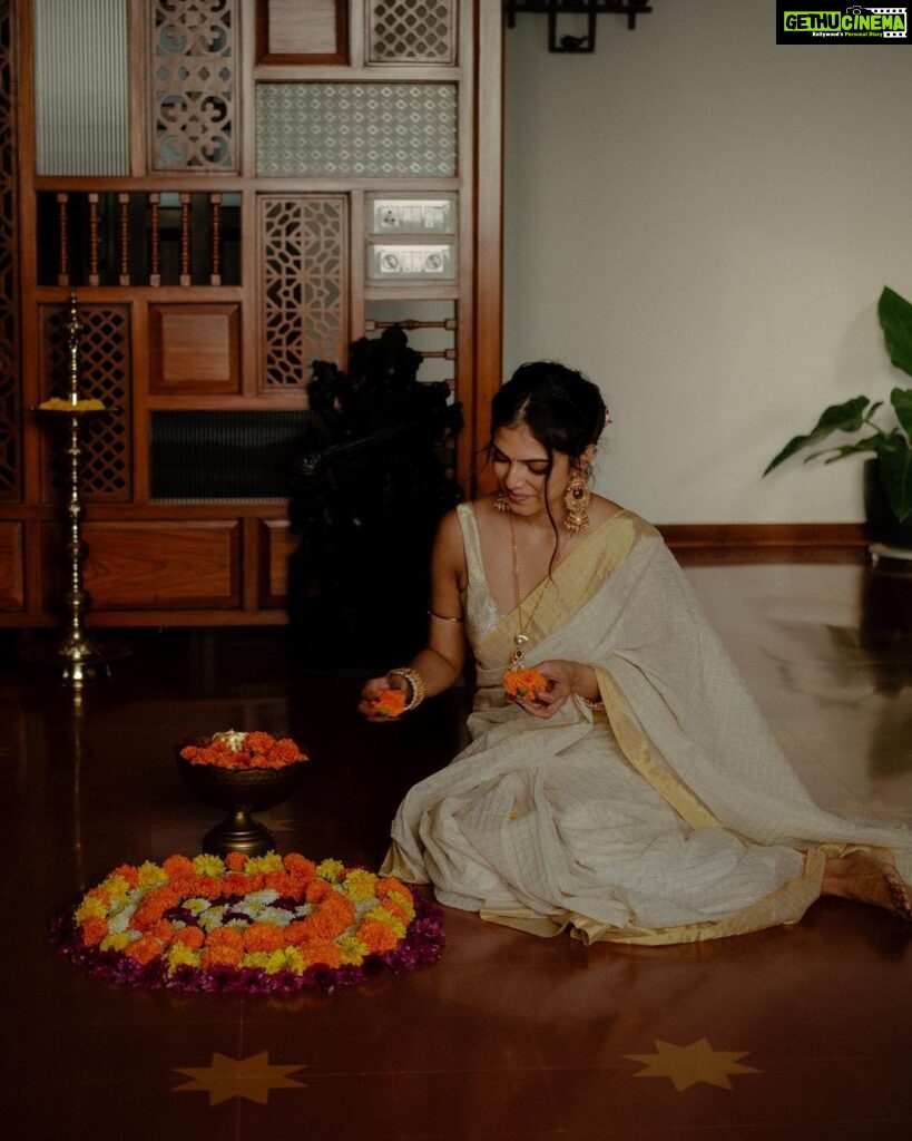 Malavika Mohanan Instagram - Wishing everyone a very Happy & love filled Onam! ♥️🌼✨ {Pic 1 & pic 10 are the yin & yang of my personality ☯️ } Lots of ♥️ to @the.mad.hair.scientist @harshjanii @eshwarlog @theitembomb for this lovely evening of dress up & ‘pookalam’ 🌼