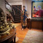 Manisha Koirala Instagram - “जब गोडाहरु अप्ठ्यारोमा हिड्ने बानी हुन्छन् । तब संसारकै हलुका खुट्टाहरु तपाईंका हुनेछन् । र , तपाईं जत्तिसुकै गह्रौ भारी बोकेर पनि आनन्दले हिड्न सक्नु हुनेछ “… loved this quote that I found on net … Wearing Aks Collection ❤️💃🏻