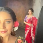 Mansi Srivastava Instagram - Very late to Paneer mera Lasan tera trend 😅🙈 Nautanki partner @parullchaudhry 💙 Wearing @kharazari 😇 Makeup by @santosh_makeupartist Hair @fatimashaikhhairstylist @hairstyles._official