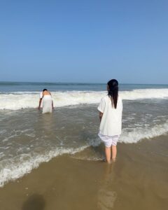 Manvita Kamath Instagram - I buried my mother
in the ocean.
Since then, the birds
clean and comb,while securely placing her favourite Mangalore Jasmine in her hair every morning
and waves pull the blanket up to her chin , stars planting kisses on her forehead 
every night.

I cannot complete this poem,amma.. feels empty without you… I hope you find comfort and peace in the other side of the world 🙏
