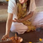 Manvita Kamath Instagram - I buried my mother in the ocean. Since then, the birds clean and comb,while securely placing her favourite Mangalore Jasmine in her hair every morning and waves pull the blanket up to her chin , stars planting kisses on her forehead every night. I cannot complete this poem,amma.. feels empty without you… I hope you find comfort and peace in the other side of the world 🙏