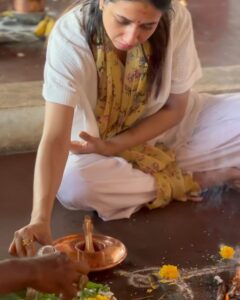 Manvita Kamath Instagram - I buried my mother
in the ocean.
Since then, the birds
clean and comb,while securely placing her favourite Mangalore Jasmine in her hair every morning
and waves pull the blanket up to her chin , stars planting kisses on her forehead 
every night.

I cannot complete this poem,amma.. feels empty without you… I hope you find comfort and peace in the other side of the world 🙏