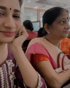 Manvita Kamath Instagram - I buried my mother
in the ocean.
Since then, the birds
clean and comb,while securely placing her favourite Mangalore Jasmine in her hair every morning
and waves pull the blanket up to her chin , stars planting kisses on her forehead 
every night.

I cannot complete this poem,amma.. feels empty without you… I hope you find comfort and peace in the other side of the world 🙏
