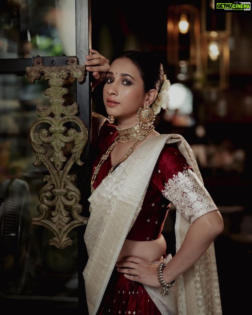 Manvita Kamath Instagram - It's a bittersweet moment as I don the recreated lehenga from my mother's wedding saree on this special Varamahalakshmi day. This beautiful transformation by my dear friend Varshini holds the essence of my mother's love, forever cherished in every stitch. That's truly a magical moment! Wearing the lehenga for a shoot with Shachina akka, who has been your guiding light, must have been an incredibly special experience. It's amazing how life brings us full circle in the most unexpected ways. Cherish these beautiful connections and the memories they create. . . ನಿಮಗೂ ನಿಮ್ಮ ಕುಟುಂಬದವರಿಗೂ ವರಮಹಾಲಕ್ಷ್ಮಿ ಹಬ್ಬದ ಹಾರ್ದಿಕ ಶುಭಾಶಯಗಳು. ಅಷ್ಟ ಲಕ್ಷ್ಮಿಯರು ನಿಮಗೆ ಸಕಲ ಸೌಭಾಗ್ಯಗಳನ್ನು ನೀಡಿ ಆಶೀರ್ವದಿಸಲಿ… 💫🙏🏼 . . @memsahibbyshachinaheggar @itmeshachinaheggar @varshini_janakiram @amrapalijewels @classycaptures_official @gurumakeupart . . #lehenga #lehengasaree