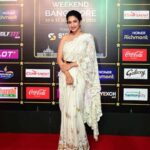 Manvita Kamath Instagram - @realmanvitakamath coos while carrying a white saree with embroidery for her red carpet appearance.🤍 Sponsors: @wolf777newsofficial @confidentgroupofficial @sky_exch_ @honer_homes @lotmobilesofficial @southindiashopping @bharathicementofficial @hindwarehomes @marsgalaxyindia @parleproducts @easemytrip @canarabankinsta @cocacola_india #NVYTV #HarmonyCity #SIIMA2022 #10YearsofSIIMA